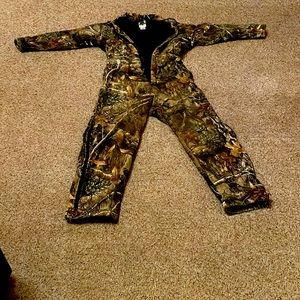 Men snow coveralls realtree camo. Size medium.
